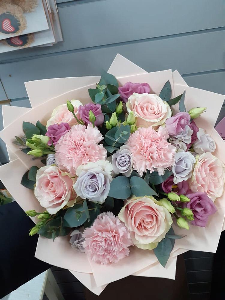 Букет цветов из: Розы, Гвоздики и Лизиантусы в Федино